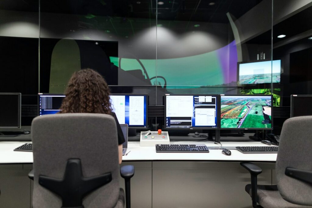 Profesional supervisando sistemas digitales en un entorno tecnológico, representación de IA operativa bajo control humano